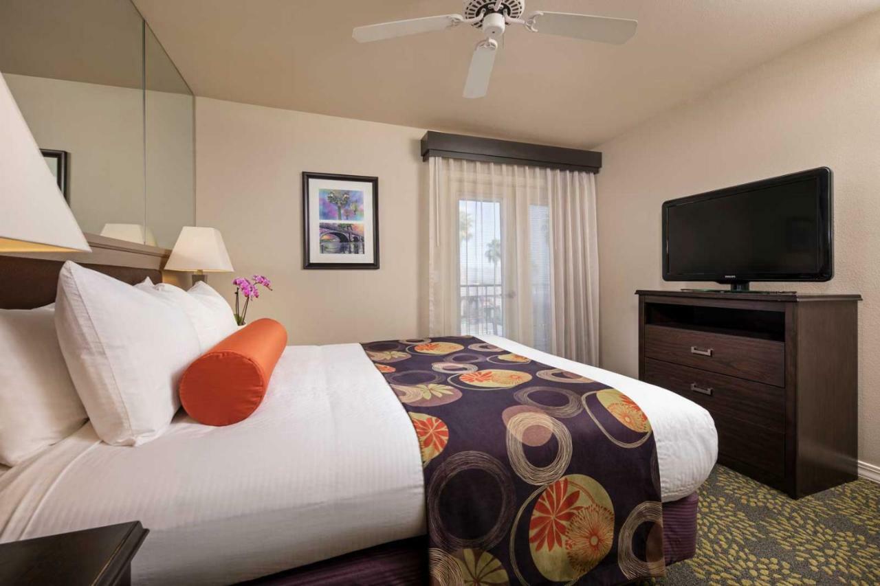 One-Bedroom Queen Suite,687873855:JPEG
